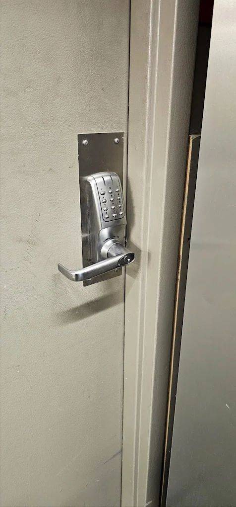 Keypad lever lock fitted to an interior office door