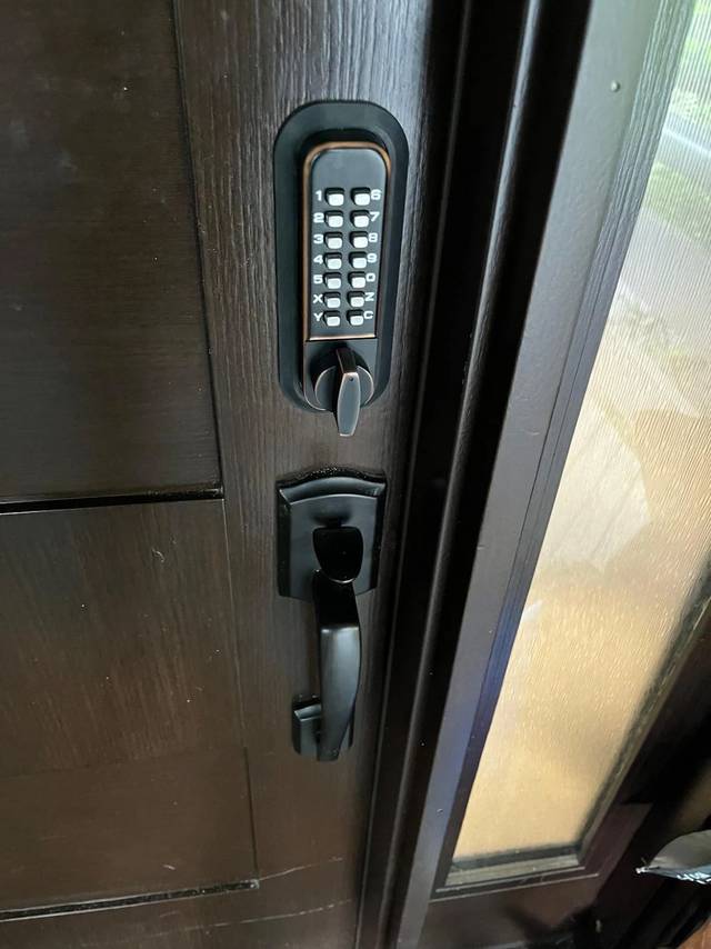Push-button mechanical deadbolt, which needs no batteries