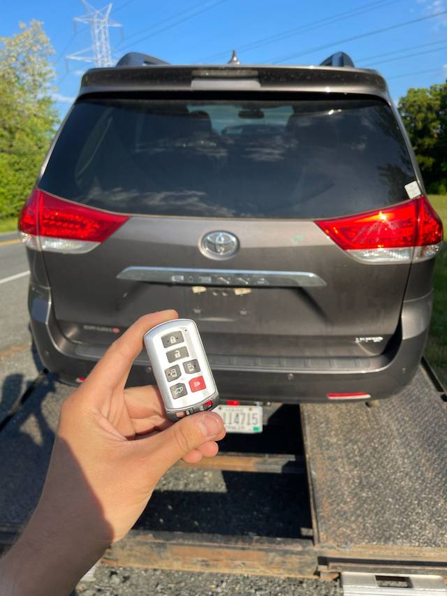 Replacement key fob for a Toyota Sienna